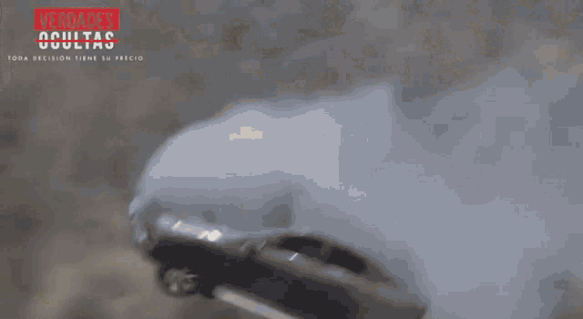 a car is driving down a road with the words verdades ocultas on the bottom right