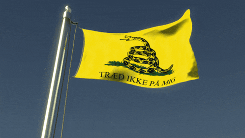 a yellow flag that says treed ikke pa mig