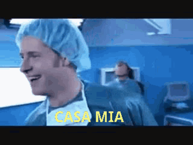 a surgeon in an operating room with the words casa mia on the screen