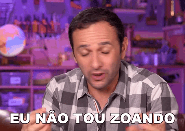 a man in a plaid shirt says eu nao tou zoando in a foreign language