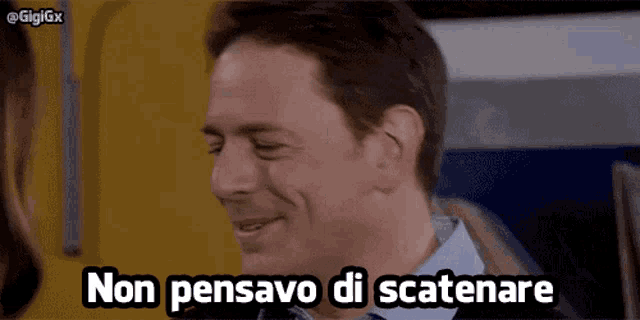 a man is smiling with the words non pensavo di scatenare above him