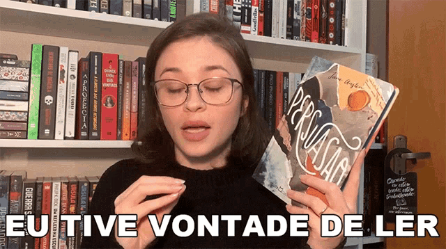 a woman holding a book with the words eutive vontade de ler written on the bottom