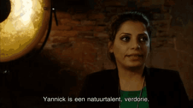 a woman in a green top says yannick is een natuurtalent verdorie