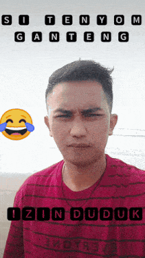 a man wearing a red striped shirt with the words izin duduk on it