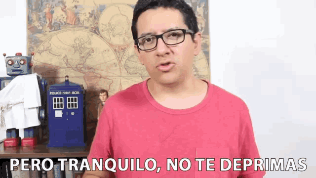 a man wearing glasses stands in front of a police box and says pero tranquilo no te deprimas