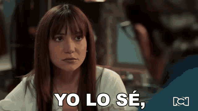 a woman says yo lo se while looking at another person