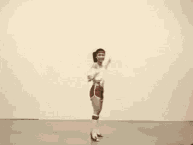 Yolande Wong Workout GIF - Yolande Wong Workout Dance GIFs