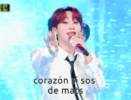 a man singing into a microphone with the words corazon si sos de mats
