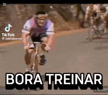 a video of a man riding a bike with bora treinar written on the bottom
