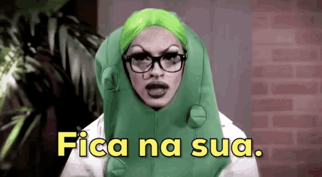 a woman in a pickle costume with the words fica na sua below her