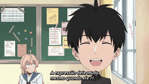 a boy is smiling in front of a bulletin board with the words a expressao dele muda mesmo quando ele ri written on it