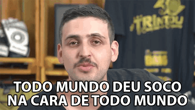 a man with the words todo mundo deu soco na cara de todo mundo above him