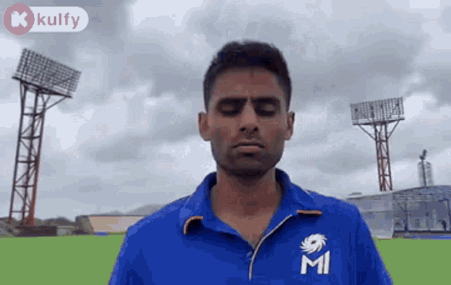a man in a blue shirt with the word mi on it
