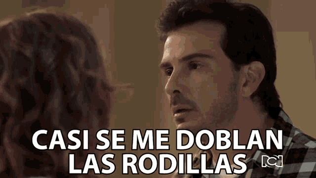 a man in a plaid shirt talks to a woman with the words casi se me doblan las rodillas above him
