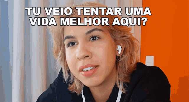 a woman wearing ear buds with the words tu veio tentar uma vida melhor aqui above her
