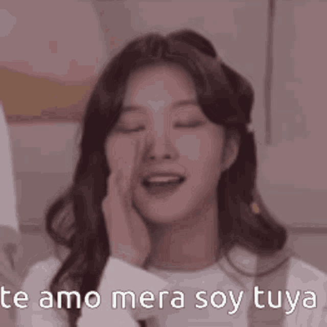 a close up of a woman 's face with the words `` te amo mera soy tuya '' written next to her .
