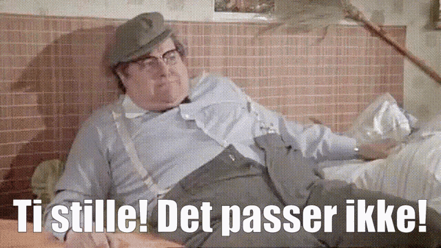 a man is laying on a bed with the words ti stille det passer ikke written below him
