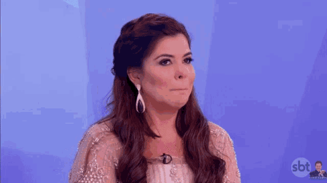 a man in a suit is dancing in front of a crowd with the words programa silvio santos behind him