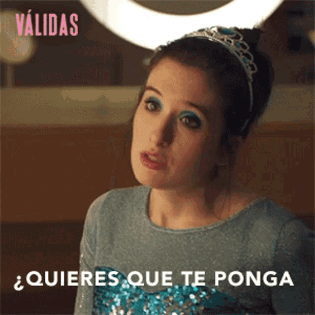 a woman wearing a blue dress and a tiara says quieres que te ponga
