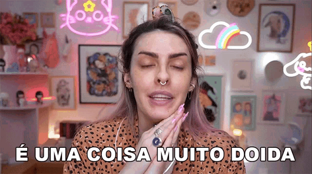 a woman with her eyes closed and the words e uma coisa muito doida on the bottom