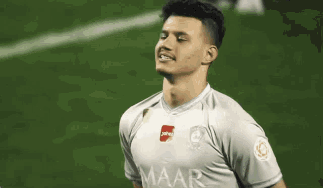 a soccer player wearing a shirt that says maar on it