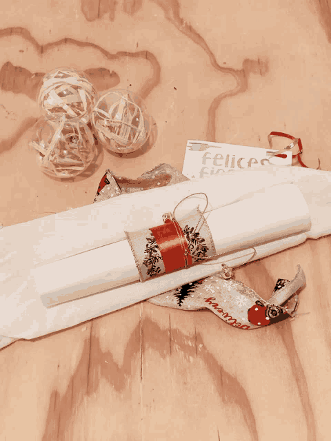 a piece of paper with a red ribbon and a card that says felices fin