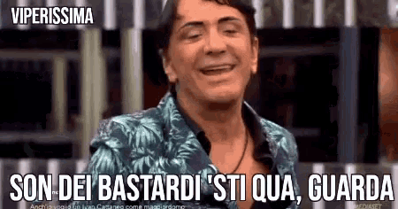 a man is smiling with the words son dei bastardi ' sti qua guarda above him