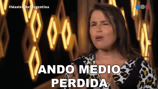 a woman says " ando medio perdida " in spanish