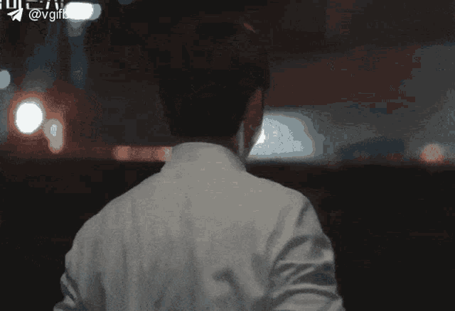 a man 's back is shown in a blurry photo with the hashtag @vgif on the bottom