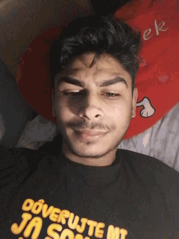 a man laying on a bed with a shirt that says " doverute mi "