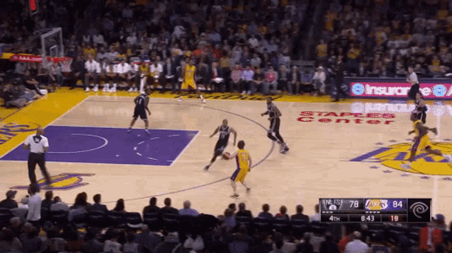 a basketball game is being played in the staples center