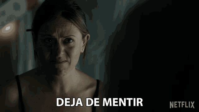 a woman screaming with deja de mentir written on the bottom right