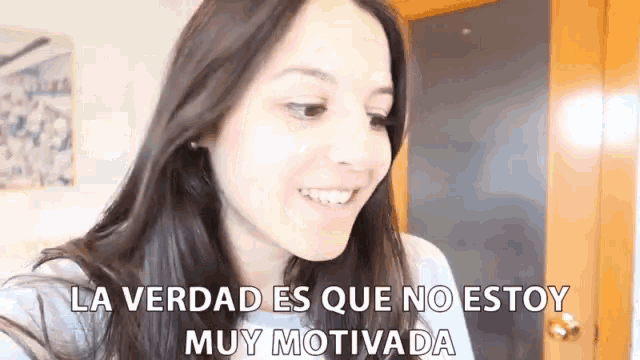 a woman is smiling with the words la verdad es que no estoy muy motivada below her