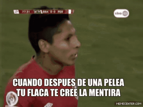 a soccer player covering his face with his hand and the words " cuando despues de una pelea tu flaca te cree la mentira "
