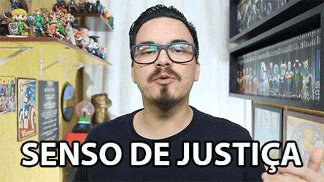 a man wearing glasses and a black shirt with the words senso de justica written on it