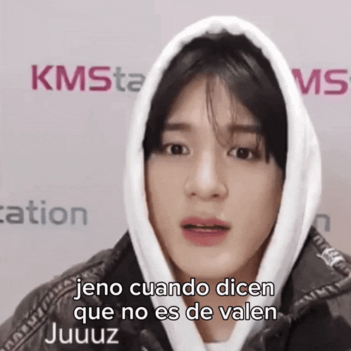 a close up of a person wearing a hoodie with a caption that says jeno cuando dicen que no es de velen