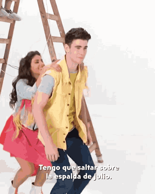 a man is carrying a woman on his back and the words tengo que saltar sobre la espalda de julio are above them