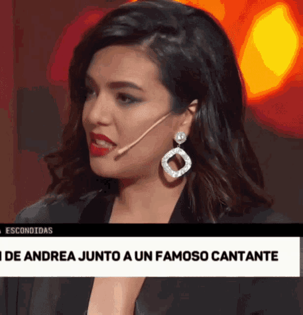 a woman with a microphone in her ear and the words andrea junto a un famoso cantante