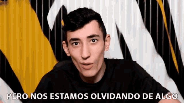 a young man in a black shirt with the words pero nos estamos olvidando de algo below him