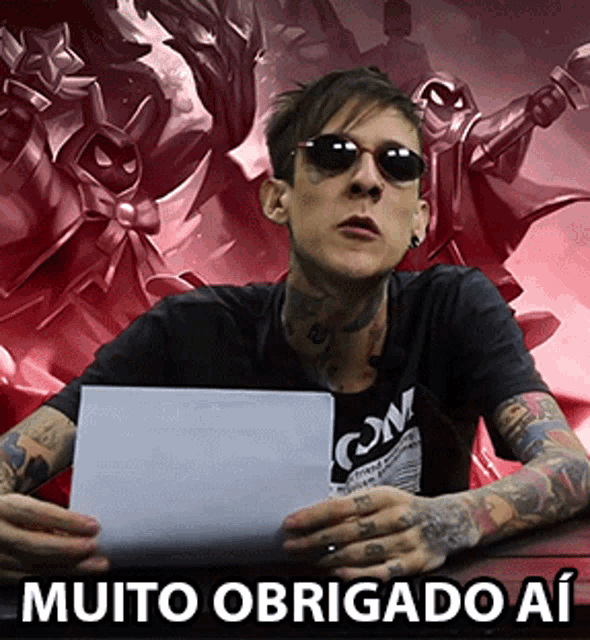 a man wearing sunglasses is holding a piece of paper with the words " muito obrigado ai " on the bottom