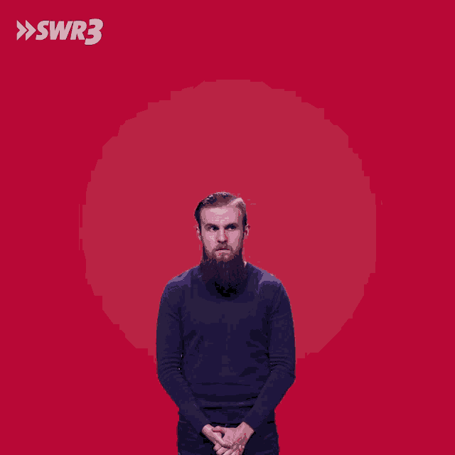 a man with his arms outstretched in front of a red background with swr3