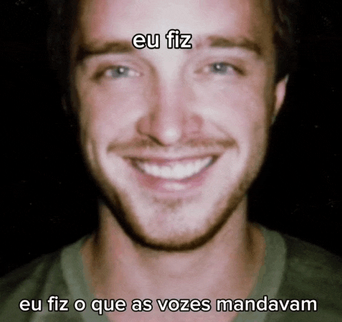 a close up of a man 's face with eu fiz o que as vozes mandatam written on it