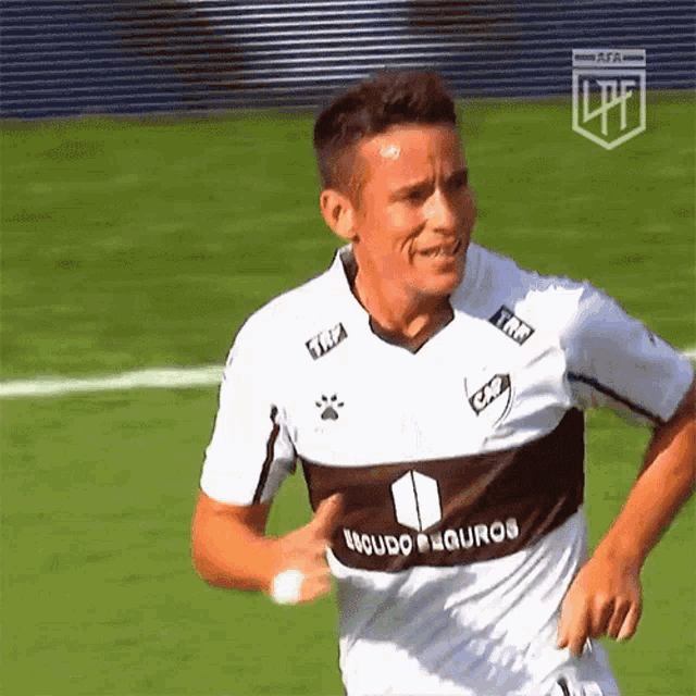 a soccer player wearing a shirt that says liquido seguros on it
