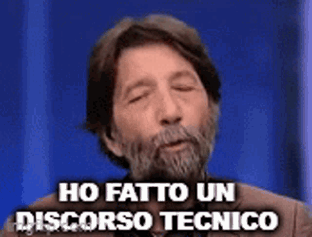 a man with a beard says ho fatto un discorso tecnico on a blue background