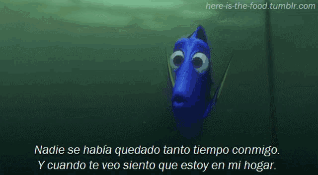 a clown fish is swimming in the water with a quote in spanish