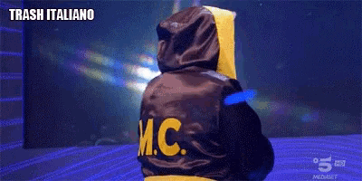 a man in a boxing robe is standing in front of a screen with trash italiano written on it