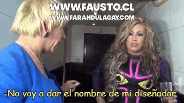 a woman talking to another woman with the website www.fausto.cl in the corner