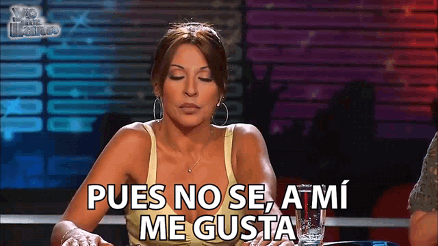 a woman in a yellow tank top says pues no se a mi me gusta in spanish