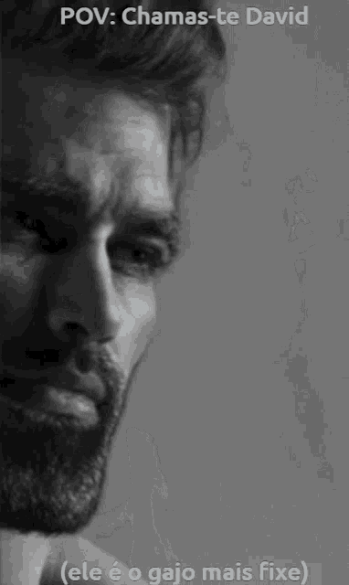 a black and white photo of a man with the caption " chamas-te david ( ele é o gajo mais fixe ) "
