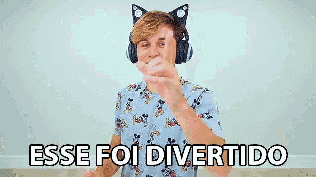 a man wearing cat ears giving a thumbs up with the words esse foi divertido written below him